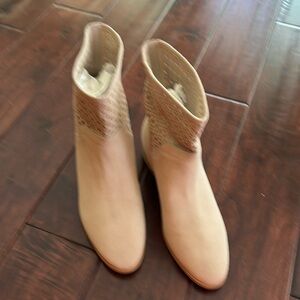 Michael Kors Sunny Suede Laser Cut Ankle Booties Size 9.